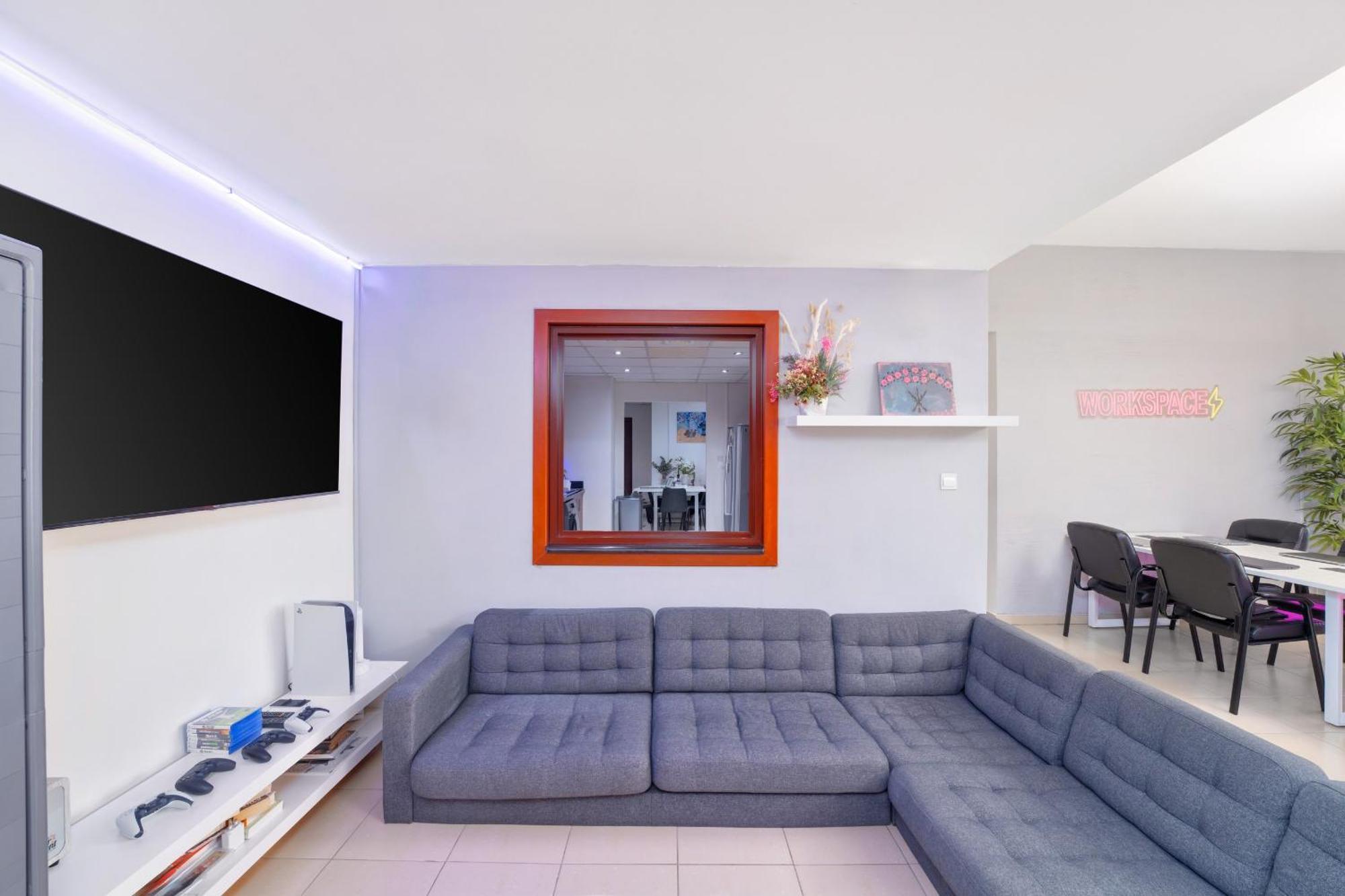 Berloga Capsule Jbr Capsulehotel